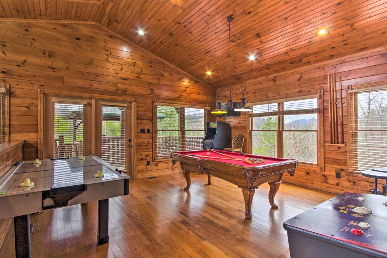 B&B McCookville - Sevierville Cabin with Hot Tub and Large Deck! - Bed and Breakfast McCookville
