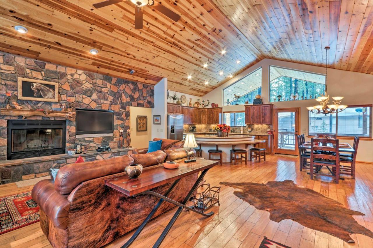 B&B Indian Pine - Luxe Cabin with Deck Less Than 3 Mi to Pinetop Country Club - Bed and Breakfast Indian Pine