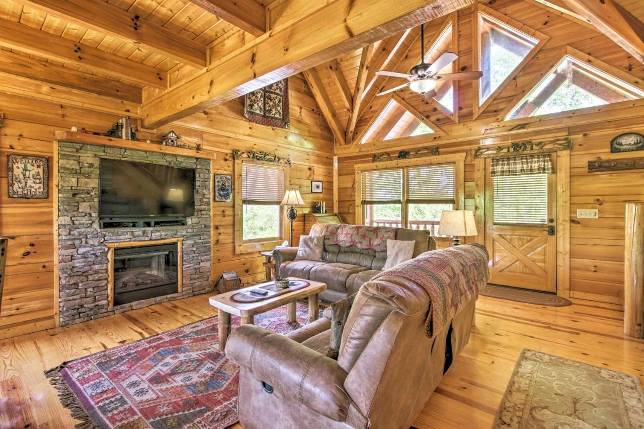 B&B Sevierville - Smoky Mountain Family Cabin with Deck, Grill and Views - Bed and Breakfast Sevierville