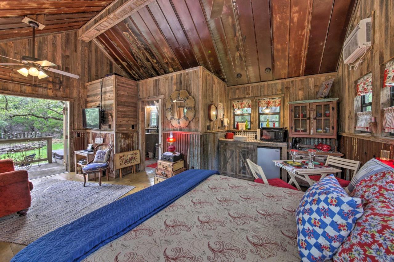Snuggle Inn Wimberley Cabin with Fire Pit and Deck - B&B