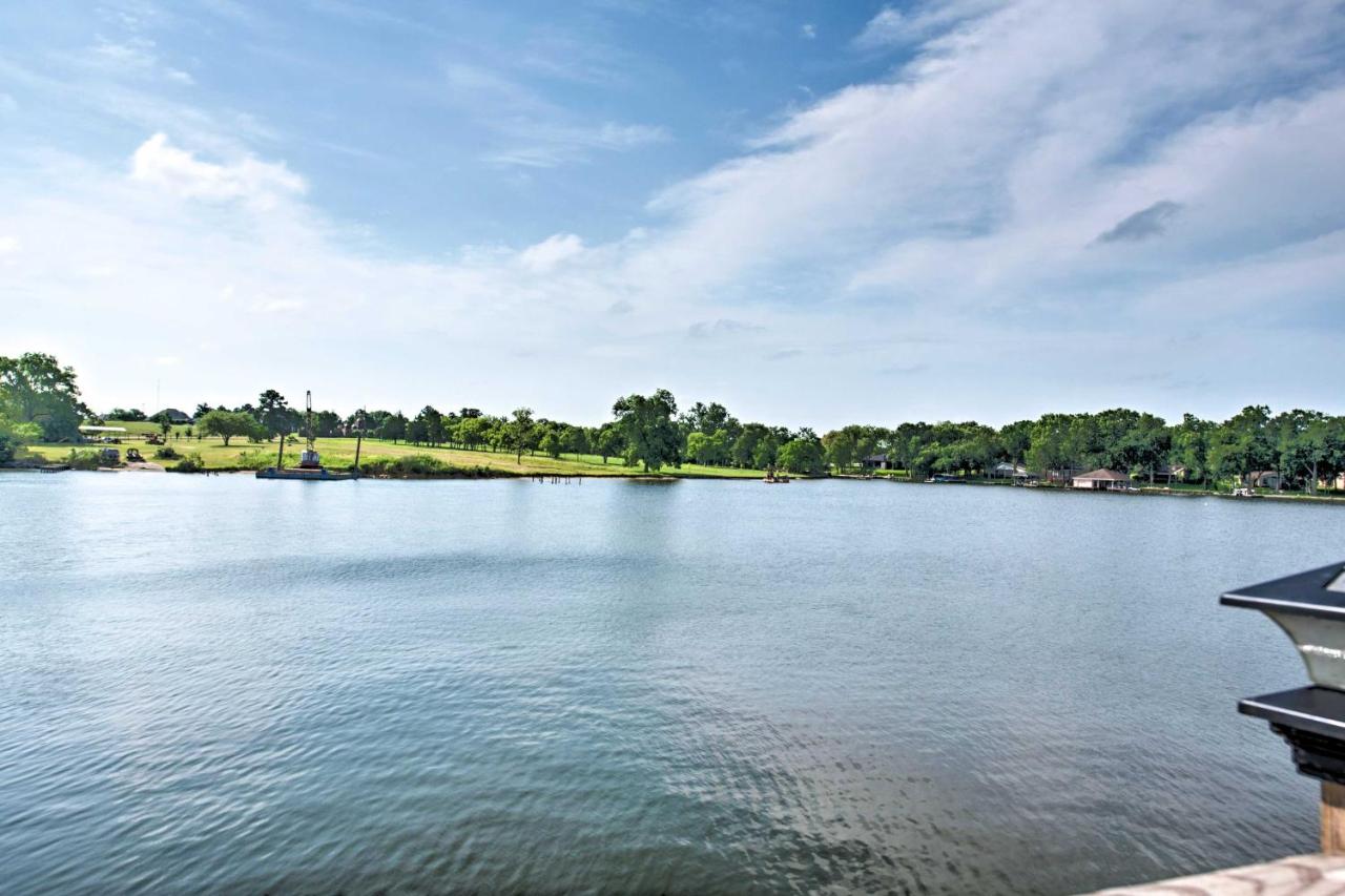 Waterfront Lake Home with Deck - New Renovations! - Bed and Breakfast Willis