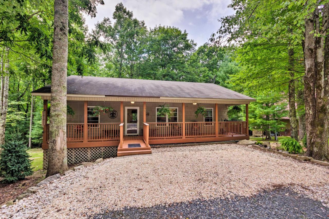 B&B Beech Mountain - Cozy Home with Covered Deck by Beech Mountain Skiing - Bed and Breakfast Beech Mountain