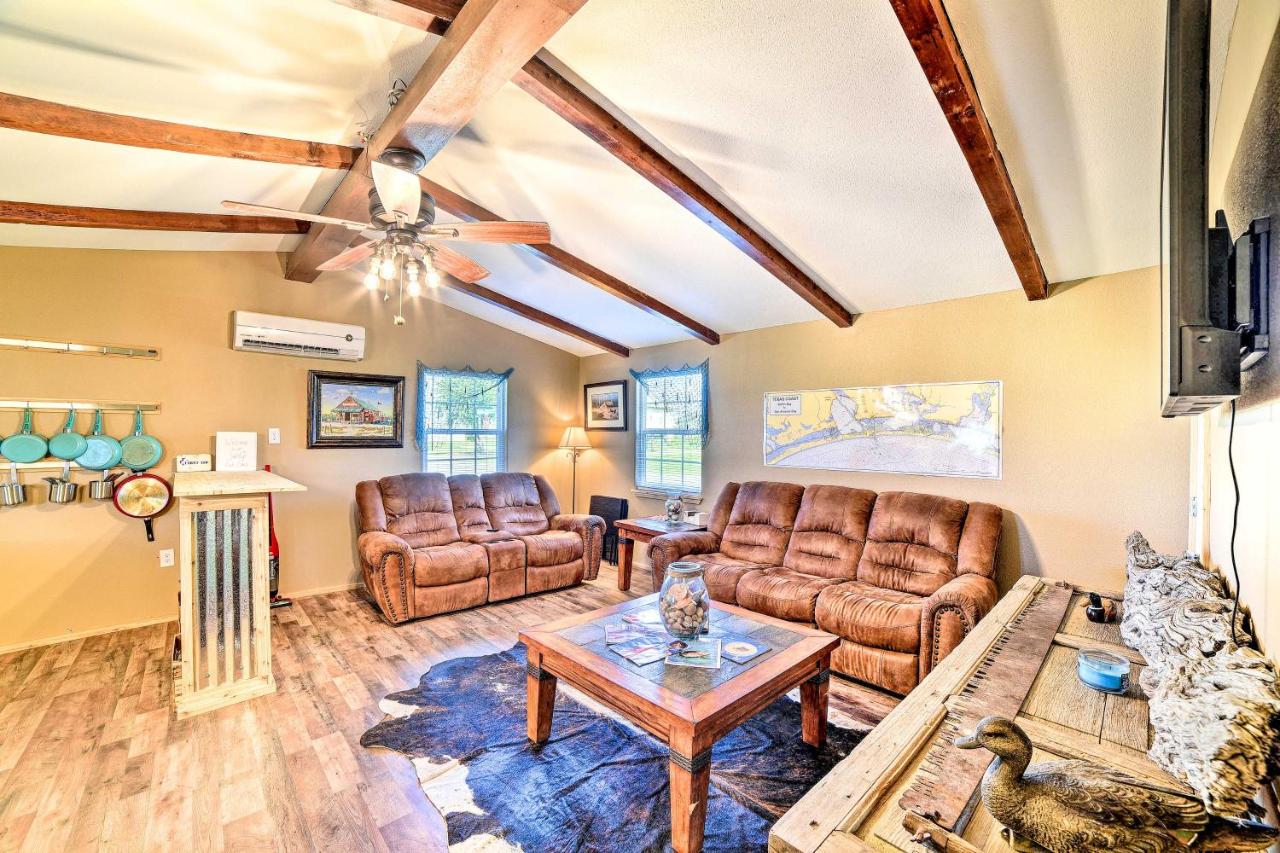 4 Mi to Beach and Fishing Rockport Cottage with Deck! - B&B Rockport