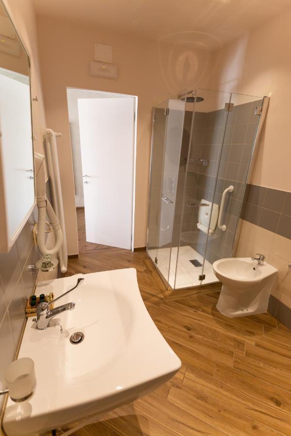 Double Room with Roll-In Shower - Disability Access
