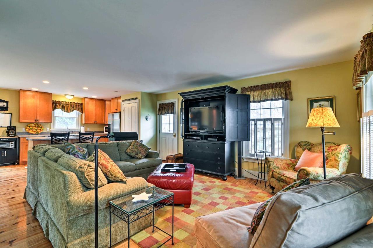 Traditional Marthas Vineyard Home with Porch and Yard - Ferienwohnung Oak Bluffs
