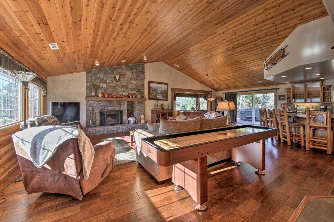B&B Big Bear Lake - Luxe Castle Glen Home- Hot Tub, 2 Decks, Game Room - Bed and Breakfast Big Bear Lake