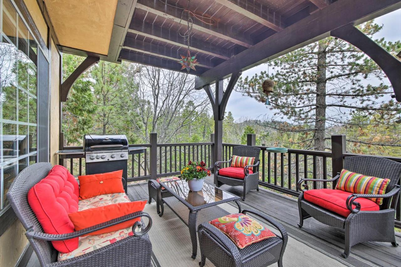 Luxe Lake Arrowhead Home with Deck, 3 Mi to Village! - Chambres d’hôtes