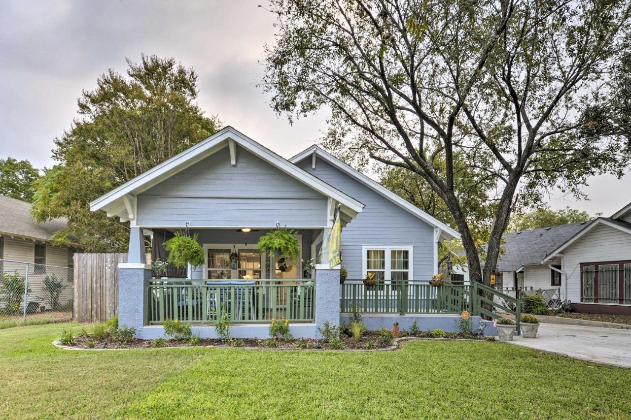 B&B Waco - Cozy Bearadise Bungalow 2 Mi to Magnolia Market! - Bed and Breakfast Waco