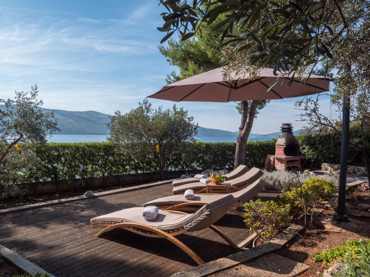 Luxury Villa on the Beach with sunny Garden, Parking - Bed and Breakfast Seget Vranjica
