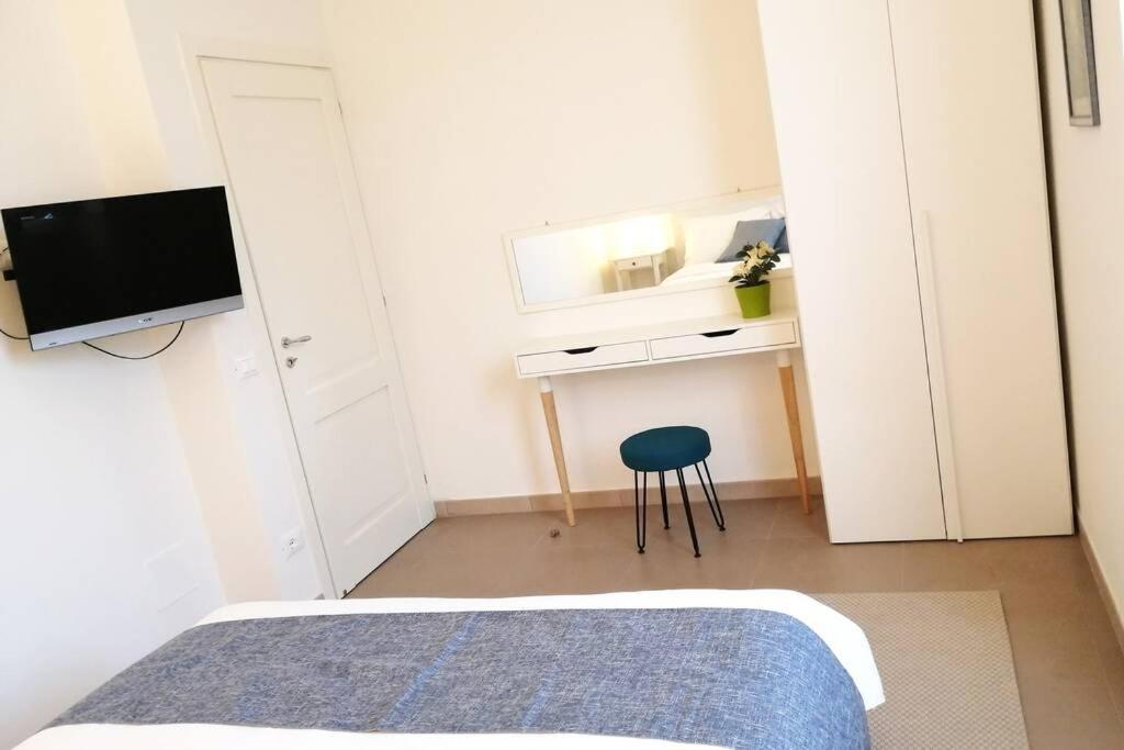 Charming & spacious Florentine home just two mins from tram stop - B&B Firenze