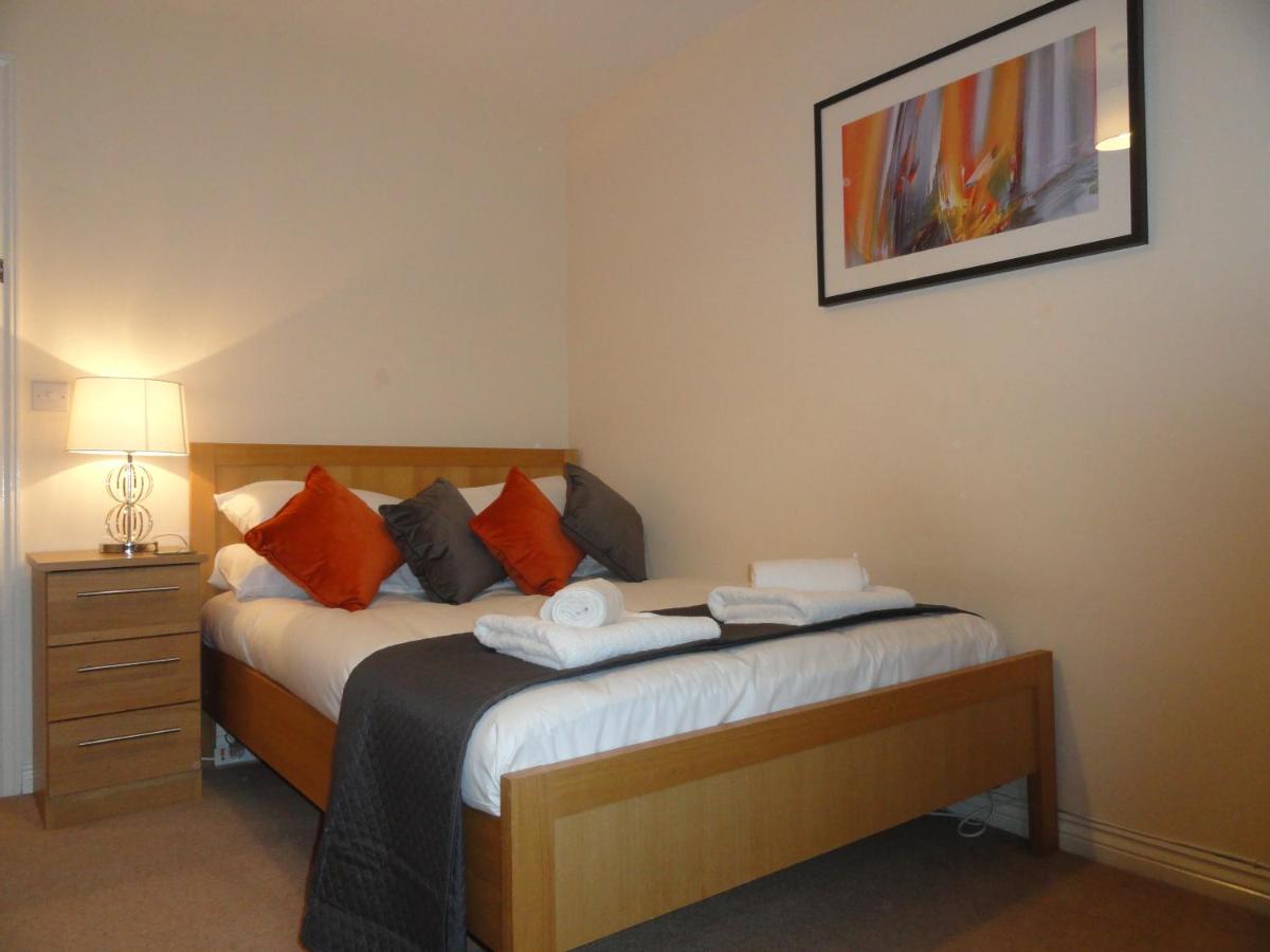 B&B Cheltenham - Redmarley House by Cliftonvalley Apartments - Bed and Breakfast Cheltenham