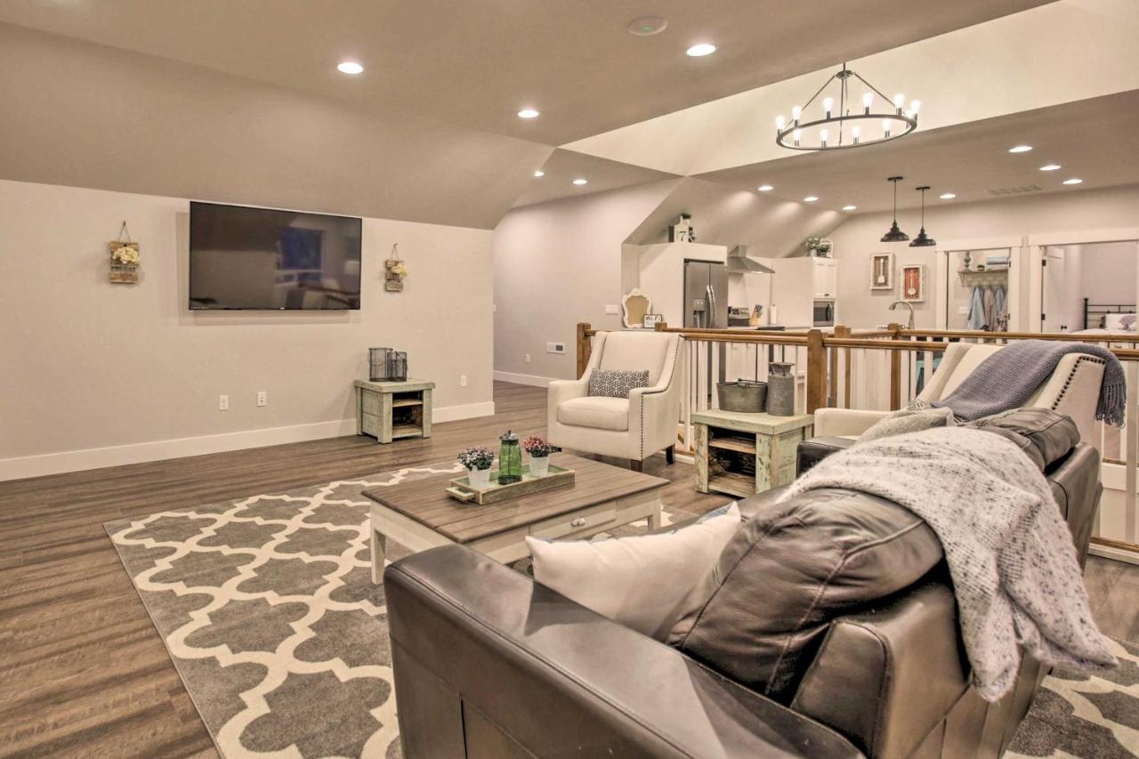 Chic Farmhouse with Creek in Heart of Wine Country! - Ferienwohnung