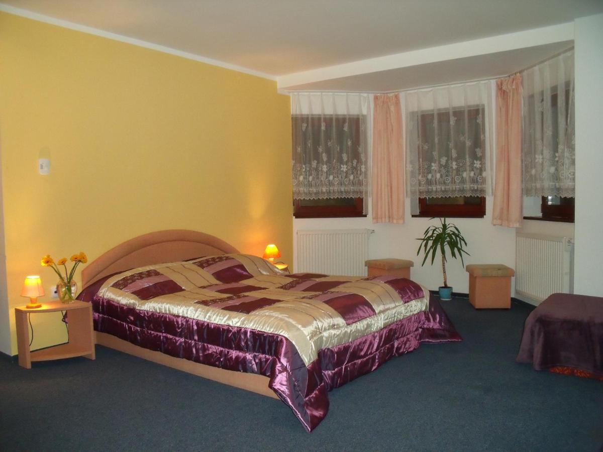 Economy Triple Room