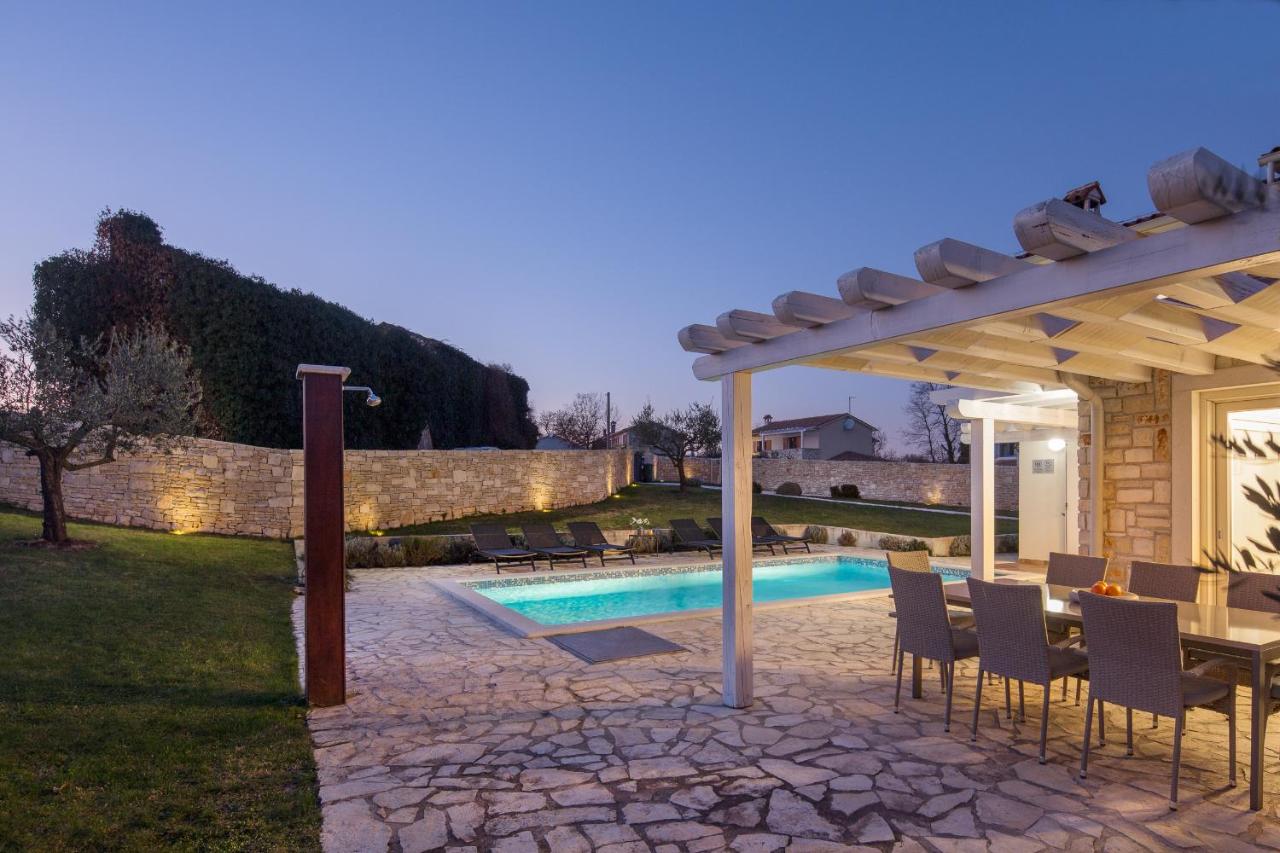  Luxuriöse Villa mit 4 Schlafzimmern, eigenem privatem Pool und Sauna