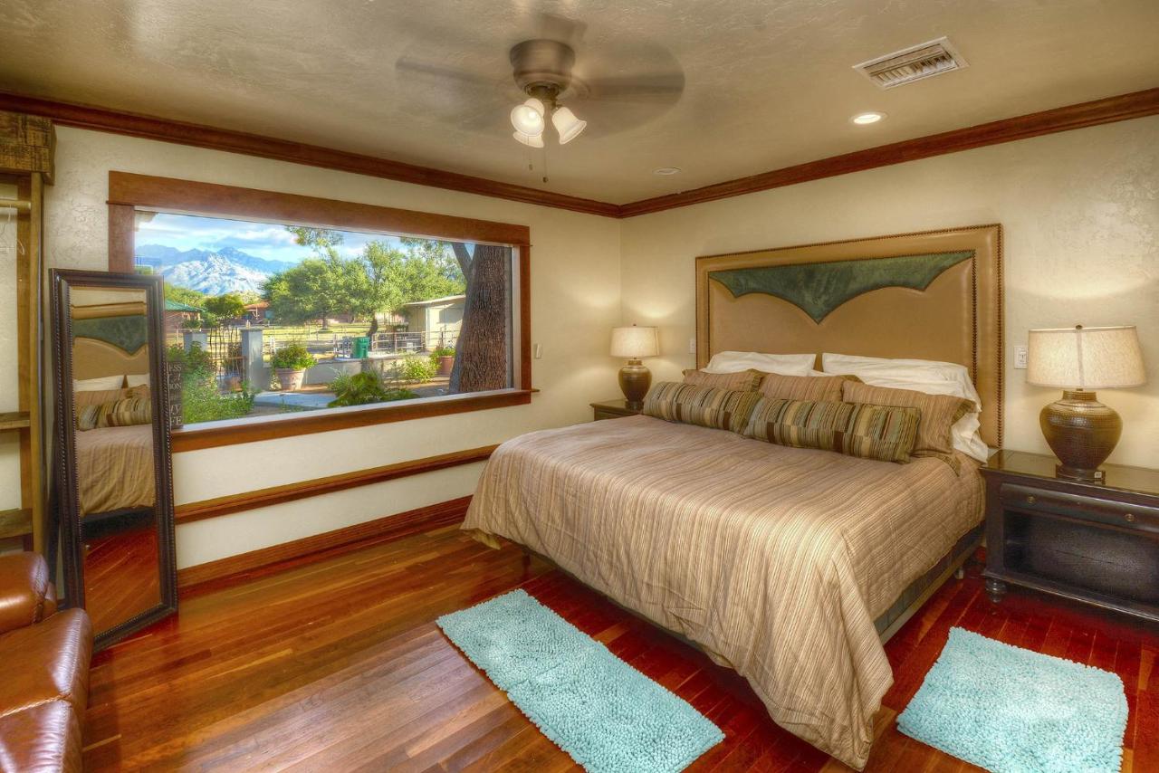 B&B Tucson - Tucson Casita with Courtyard, Hot Tub and Fire Pits! - Bed and Breakfast Tucson