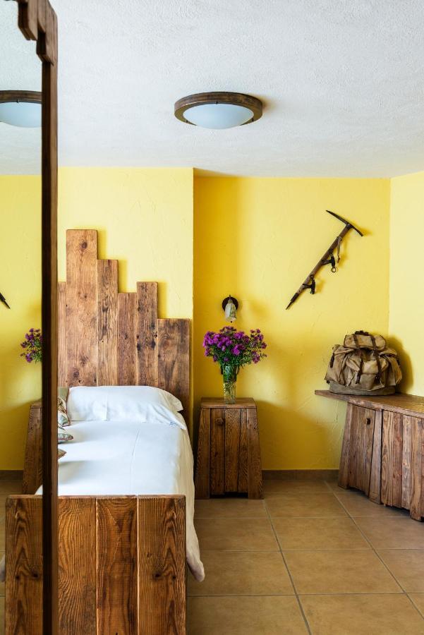 Double or Twin Room with Mountain View