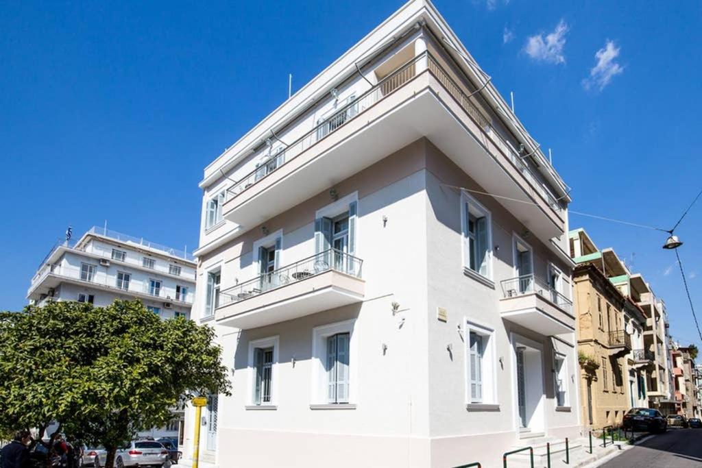 Neoclassical apartment with 3 bedrooms in Piraeus - Bed and Breakfast