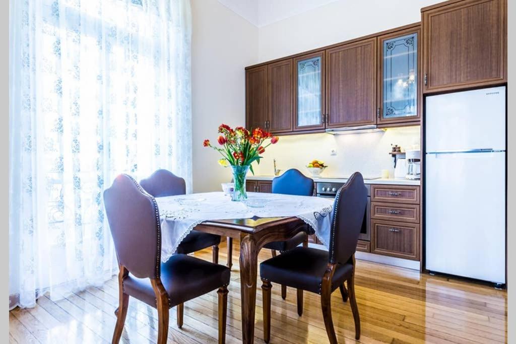 B&B Piraeus - Neoclassical apartment with 3 bedrooms in Piraeus - Bed and Breakfast Piraeus