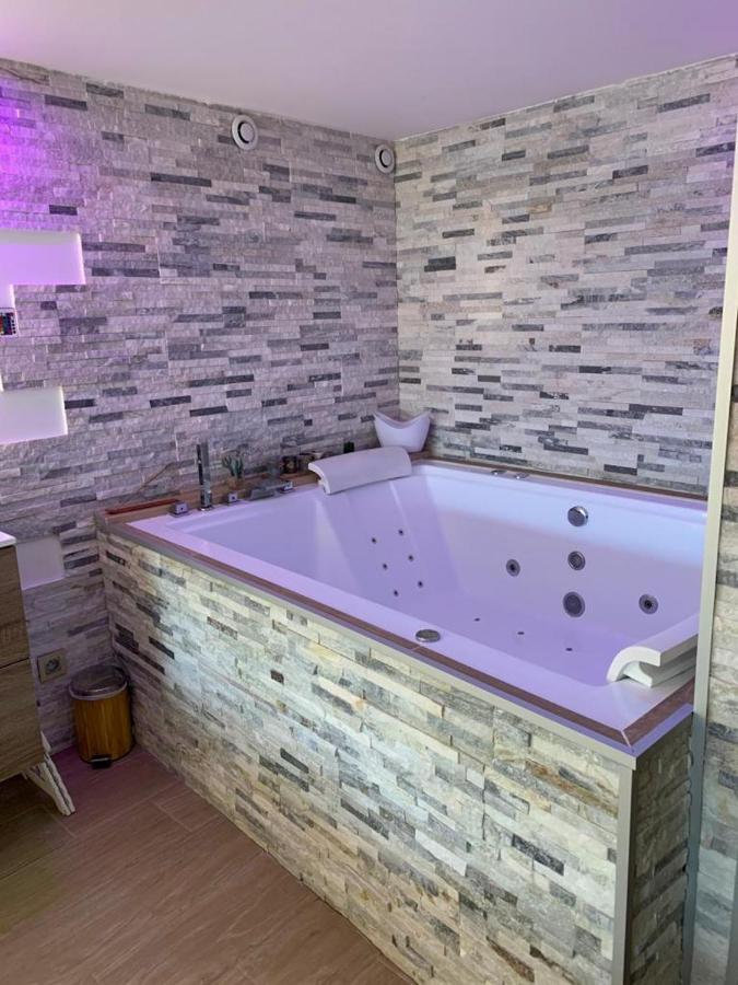 Le Menhir Jacuzzi Lit 200x200 - B&B