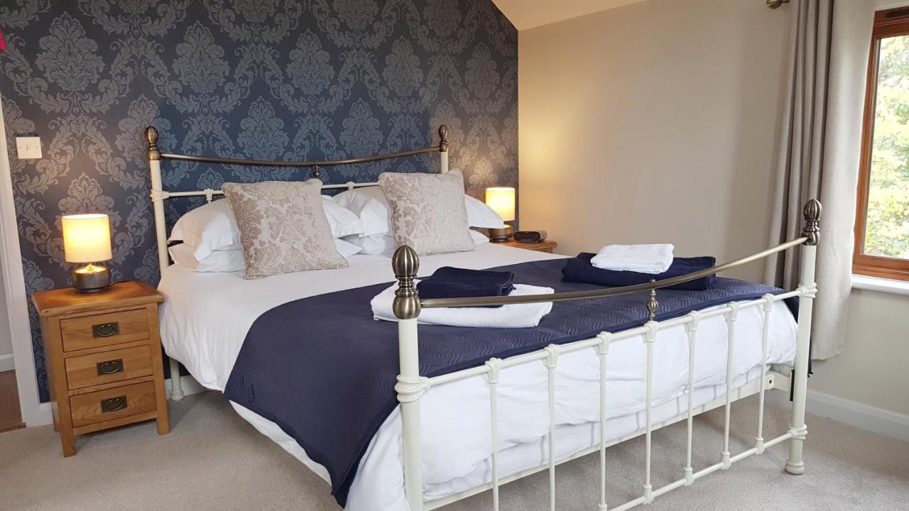 Zimmer mit Kingsize-Bett