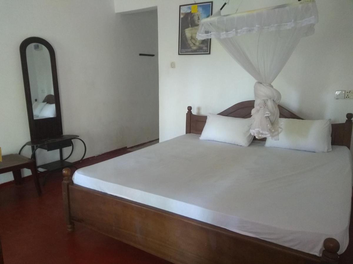 Kamer met Queensize Bed en Uitzicht op de Tuin