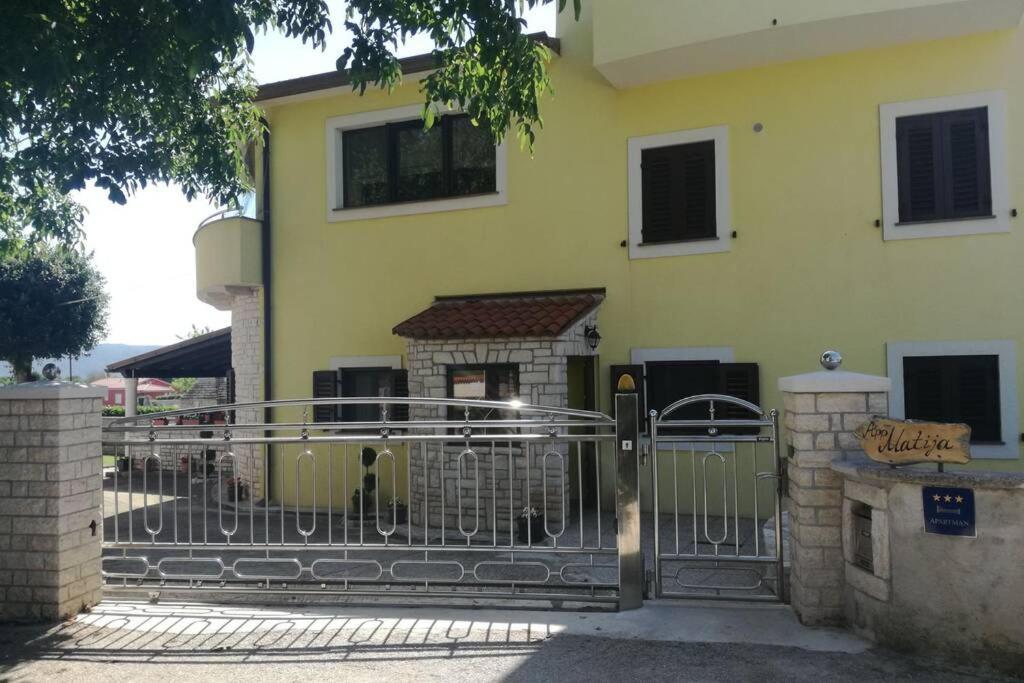 Apartman Matija Rebići- Cozy getaway with jacuzzi & kid's playground - B&B