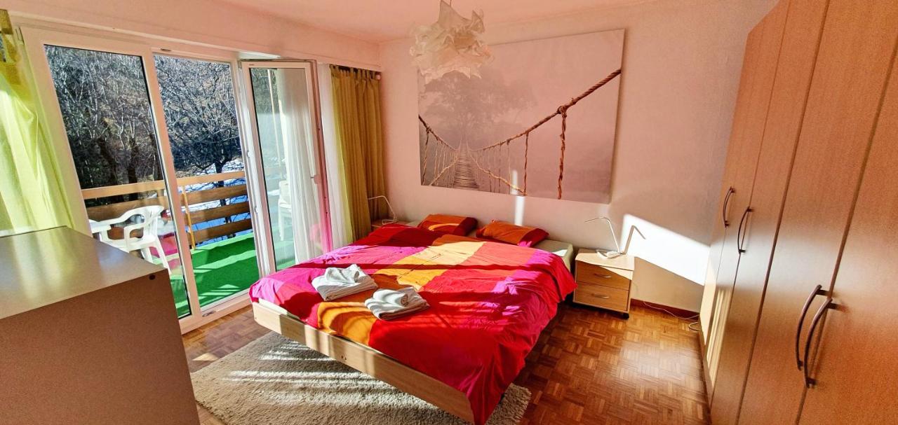 Apartment with Mountain View