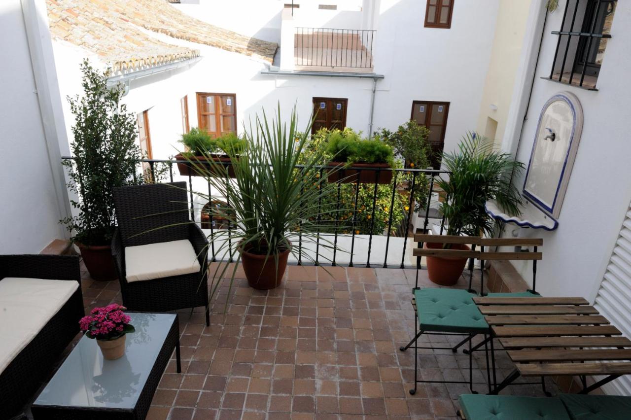 The Wall of the Alcázar Palace - B&B Sevilla