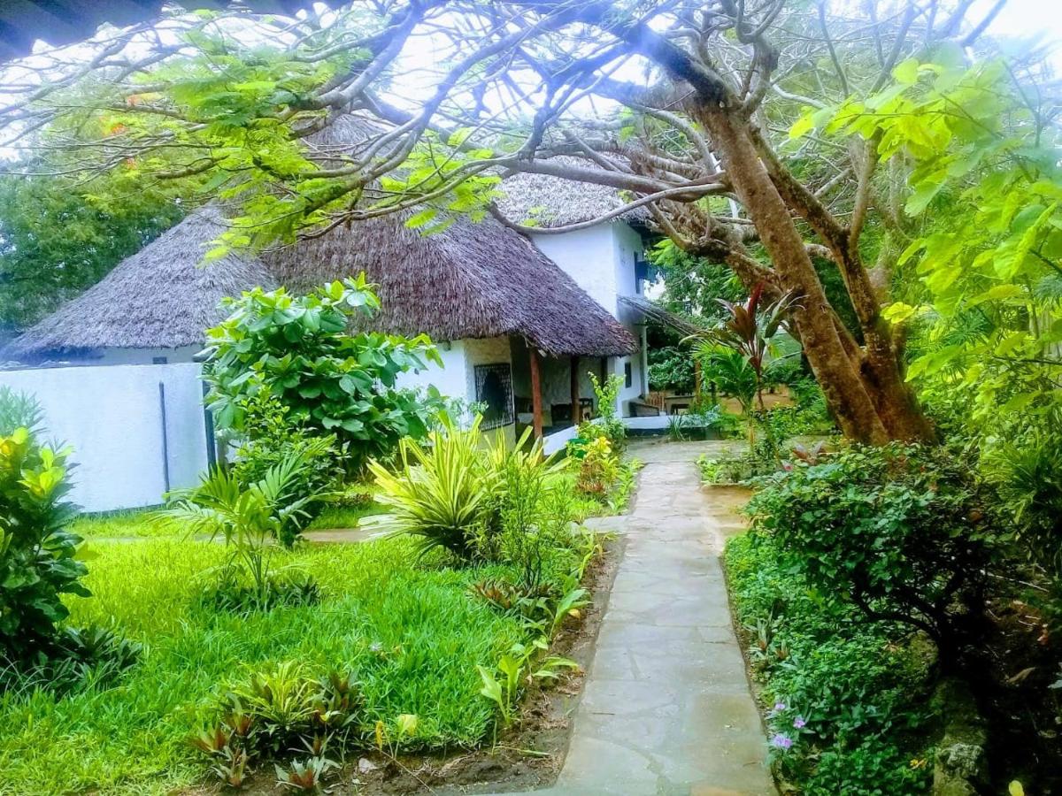 Diani Banda Cottages - Bed and Breakfast Diani Beach