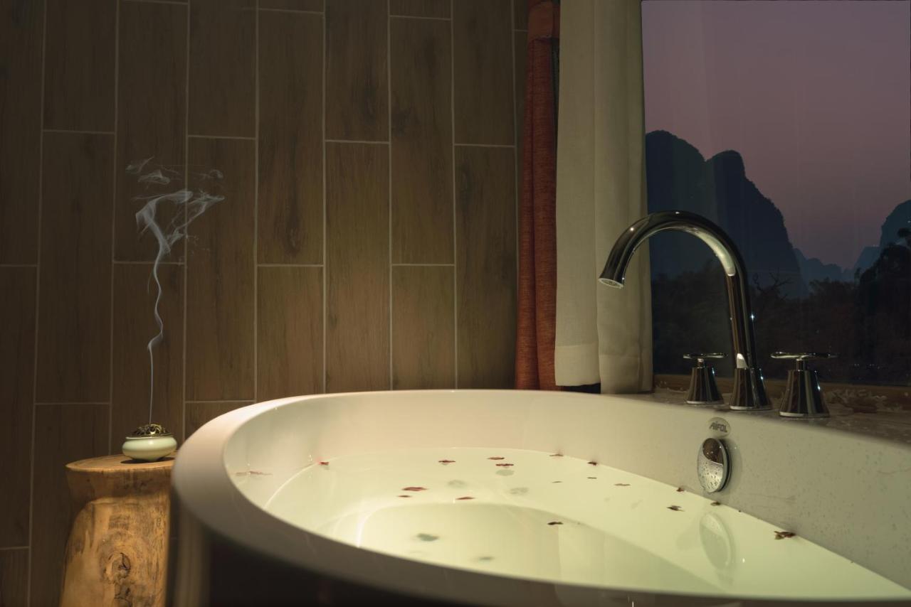 Deluxe King Room with River View & with Bathtub