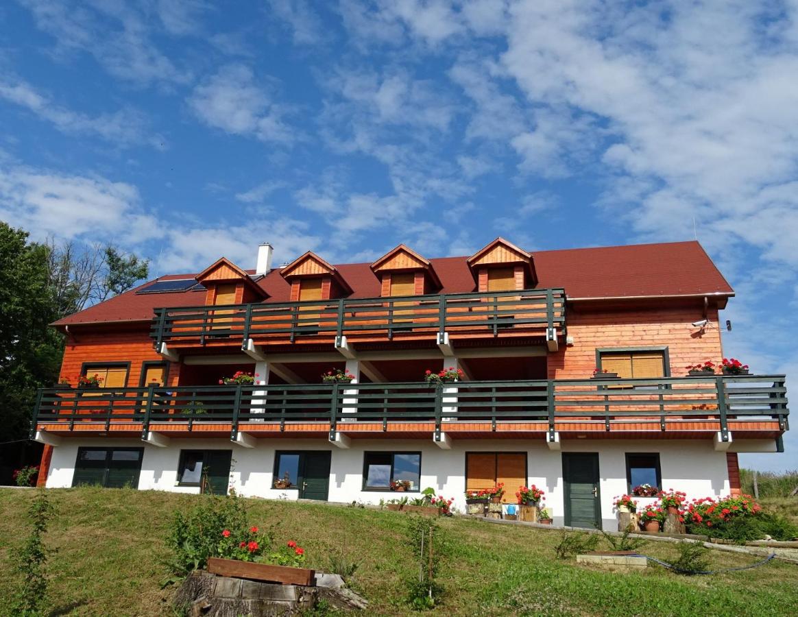 Rejtek Vendégház - B&B