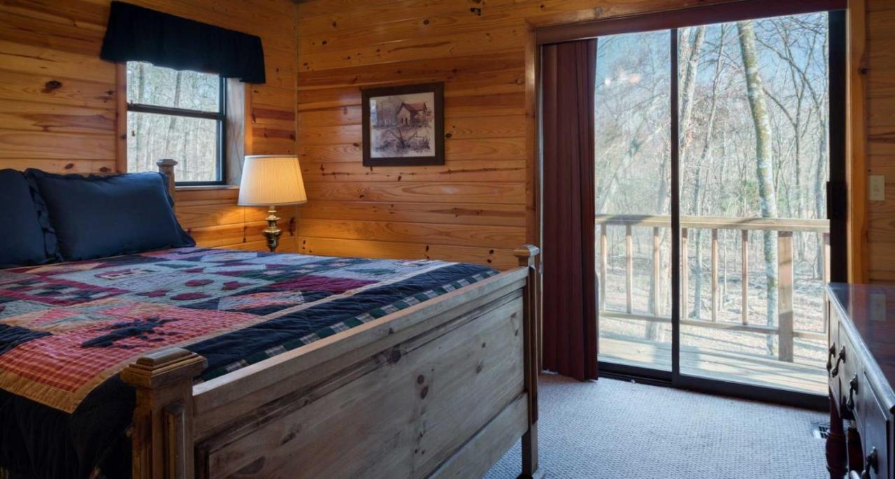 B&B Broken Bow - Shady Nook with Private Hot Tub - Bed and Breakfast Broken Bow