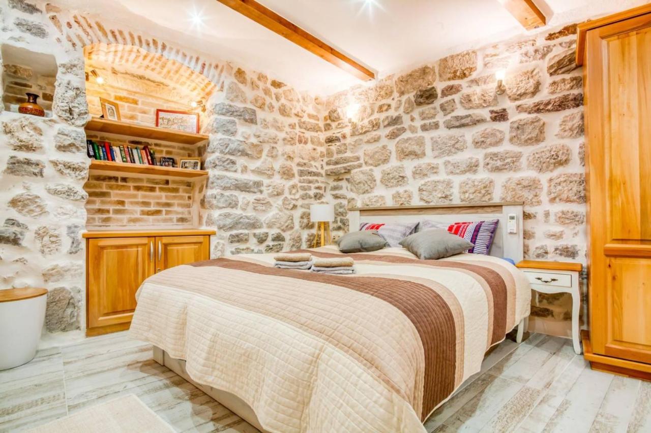 B&B Kotor - Kotor Bagus - Cozy Boutique Old Town Studio with Seaview Terrace - Bed and Breakfast Kotor