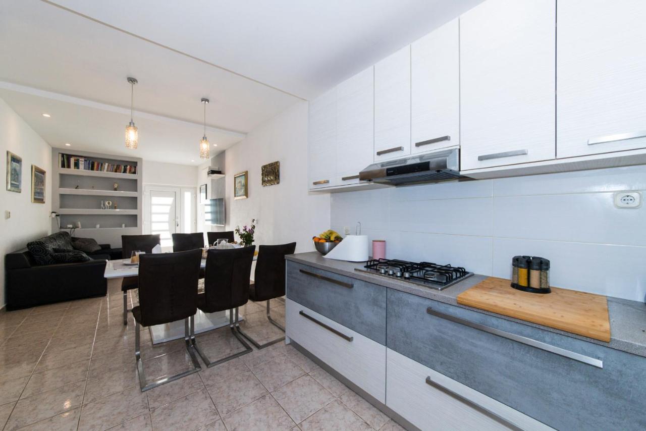 Apartman LUKA Vila Vesa Promajna with jacuzzi & garden - B&B Promajna
