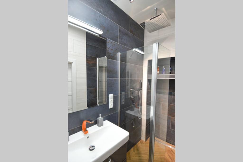 BRANDLY NEW APARTMENT ANDĚL - B&B Praga
