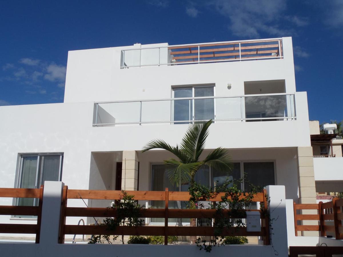 B&B Pégeia - Modern villa, 4 bedrooms, private pool, close to Coral bay strip - Bed and Breakfast Pégeia