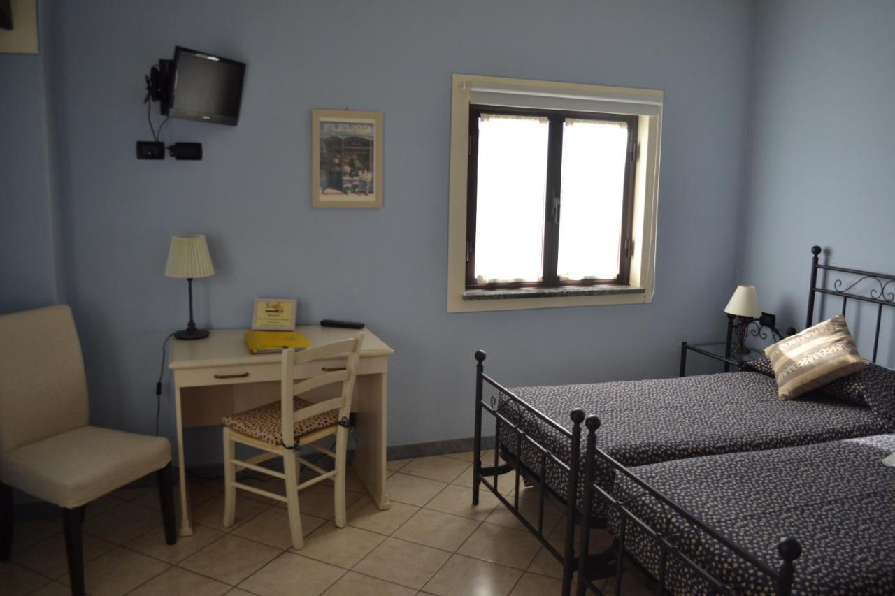 Tweepersoonskamer met 2 Aparte Bedden en Eigen Badkamer