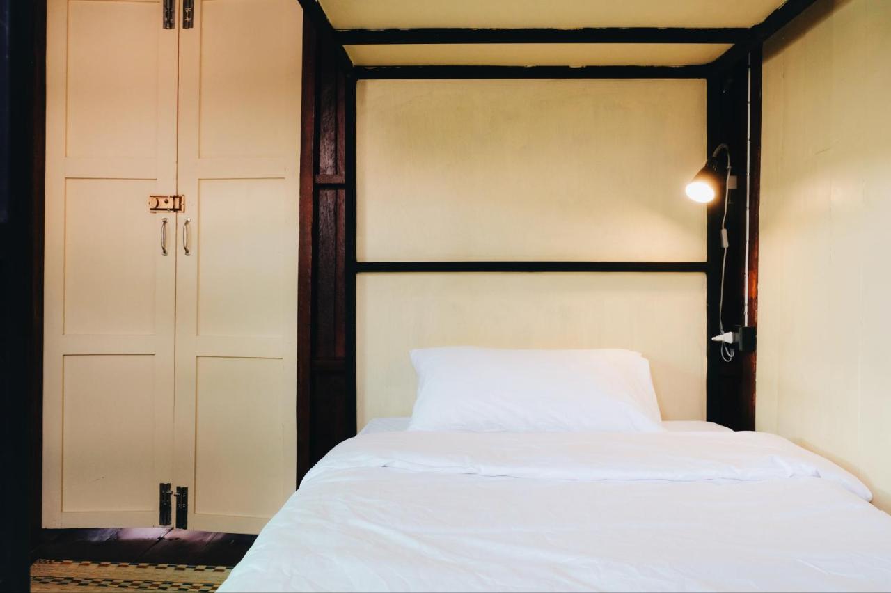 Tweepersoonskamer met 2 Aparte Bedden en Gedeelde Badkamer