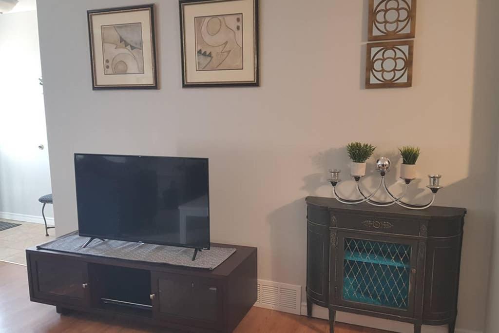 Sarnia Central Six - BIG 6 BR 2 BA - patio and BBQ - B&B Sarnia