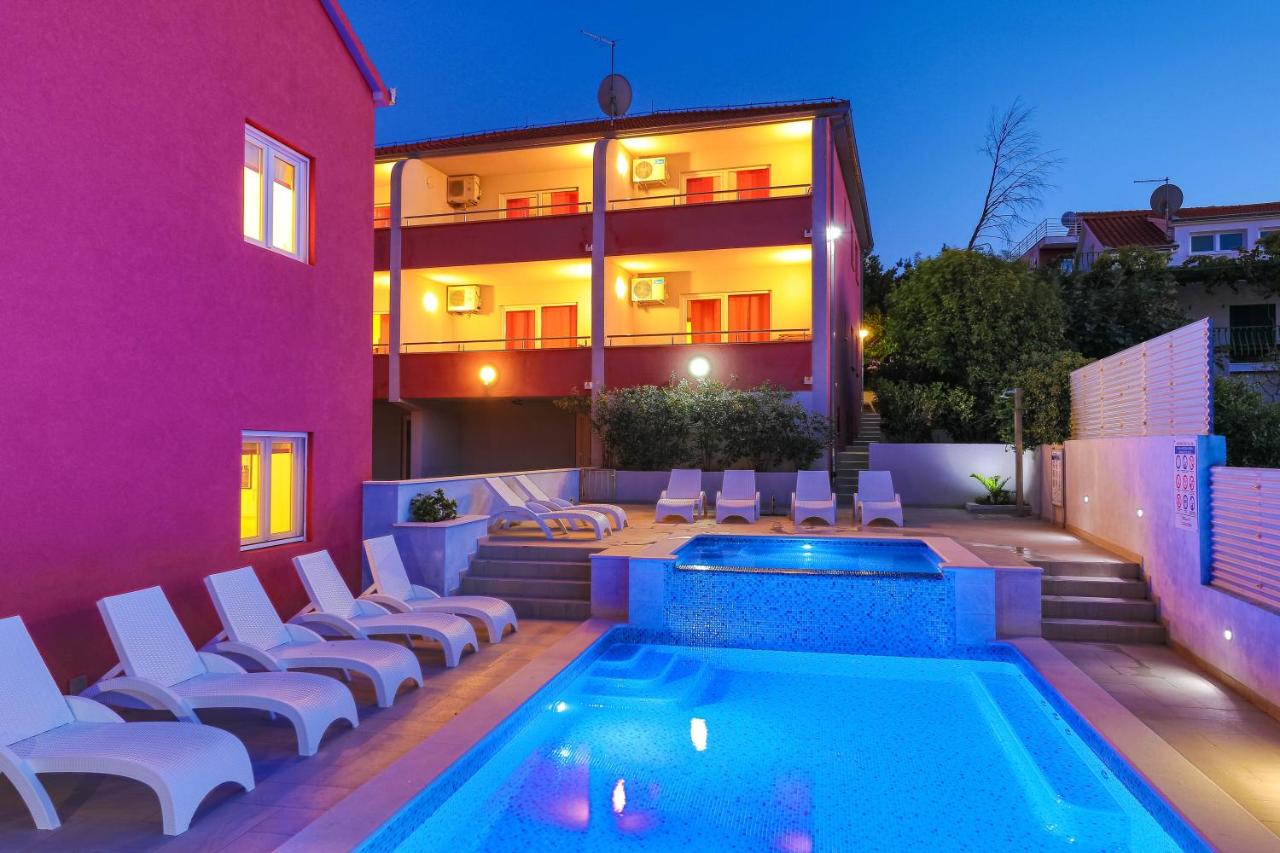 Apartments Stina & Villa Ina - B&B Seget Vranjica