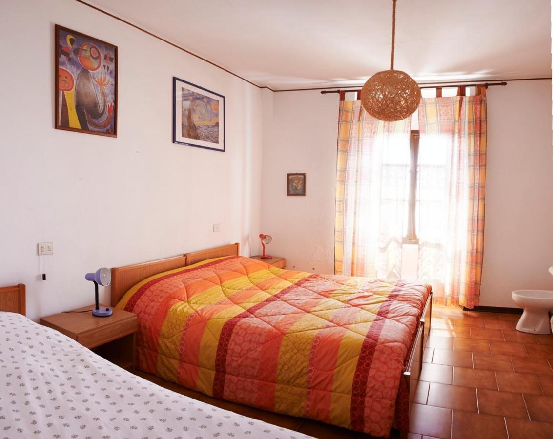 Habitación Doble con cama supletoria y baño compartido - Vistas a la montaña y al lago