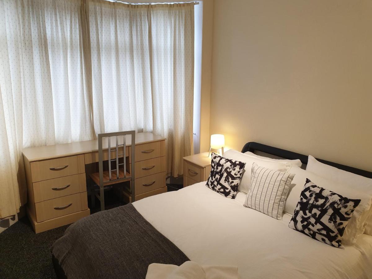 B&B South Shields - South Shield's Hidden Gem Emerald Apartment sleeps 6 Guests - Bed and Breakfast South Shields