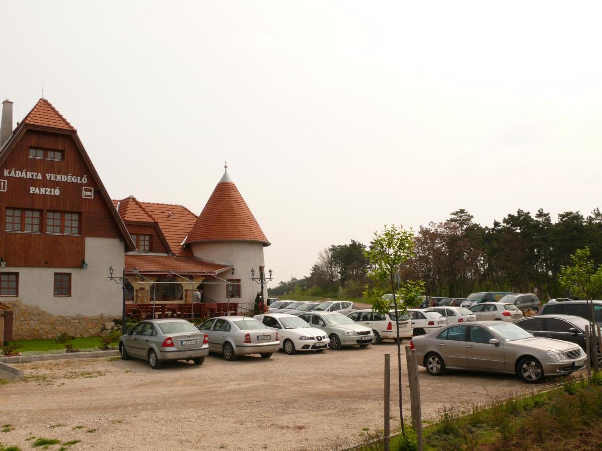 Kádárta Vendéglő Panzió - Ferienwohnung