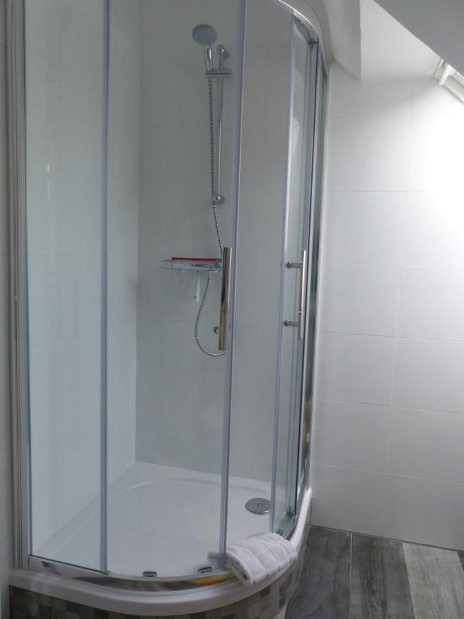 Chambre Double ou Lits Jumeaux avec Salle de Bains Privative