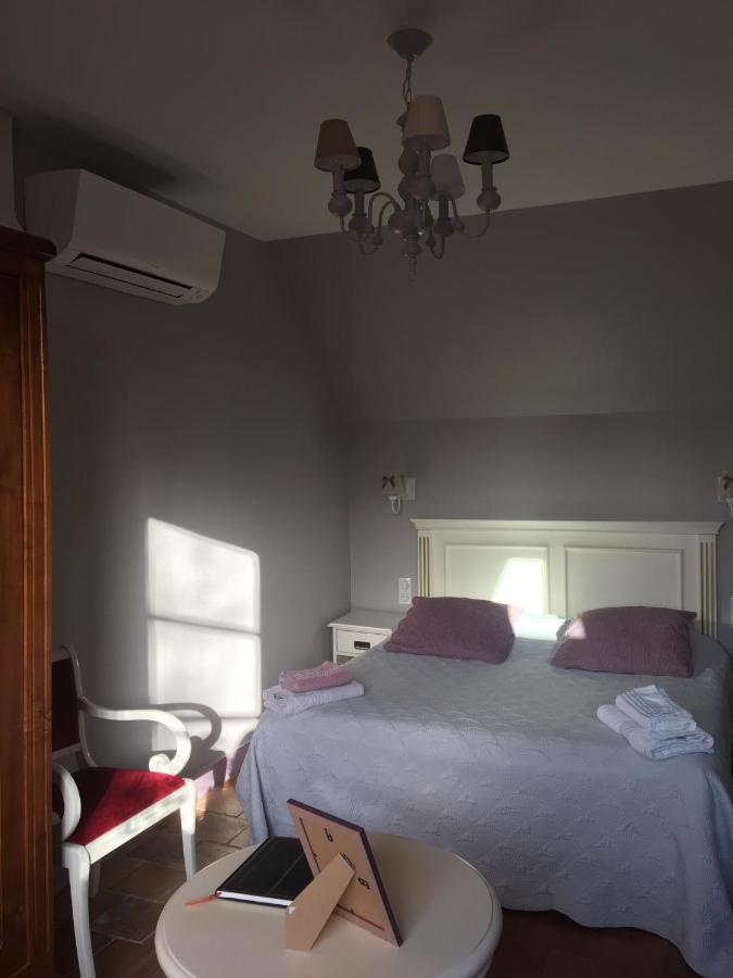 Zimmer mit Kingsize-Bett und Gartenblick. 