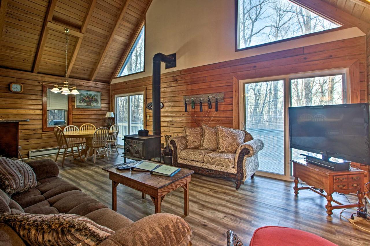 B&B Wintergreen - Wintergreen Home with Deck - Near Skiing and Hiking! - Bed and Breakfast Wintergreen