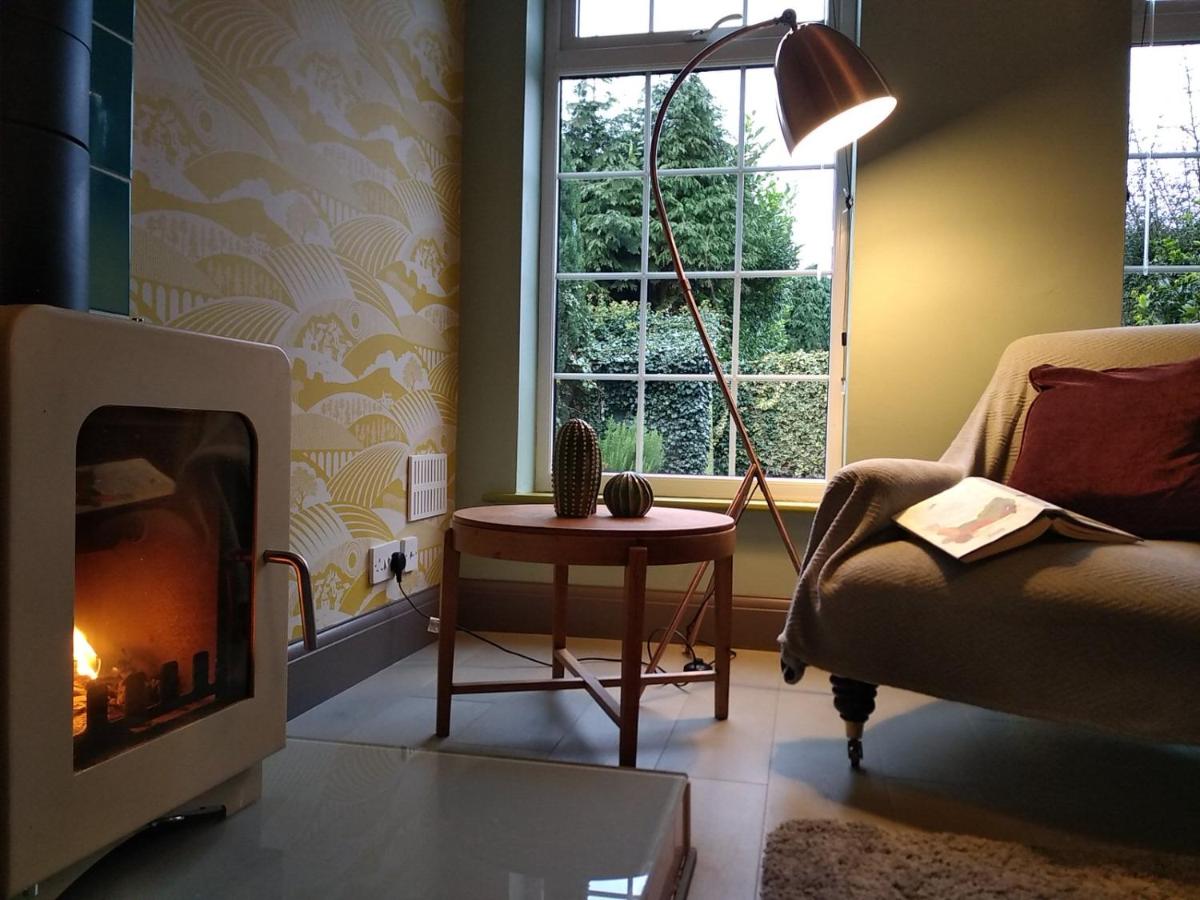 B&B Blackfordby - The Whimsy 2 bedroom cottage in National Forest, private parking & garden - Bed and Breakfast Blackfordby