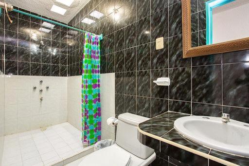 Camera Doppia con Letti Singoli e Bagno in Comune