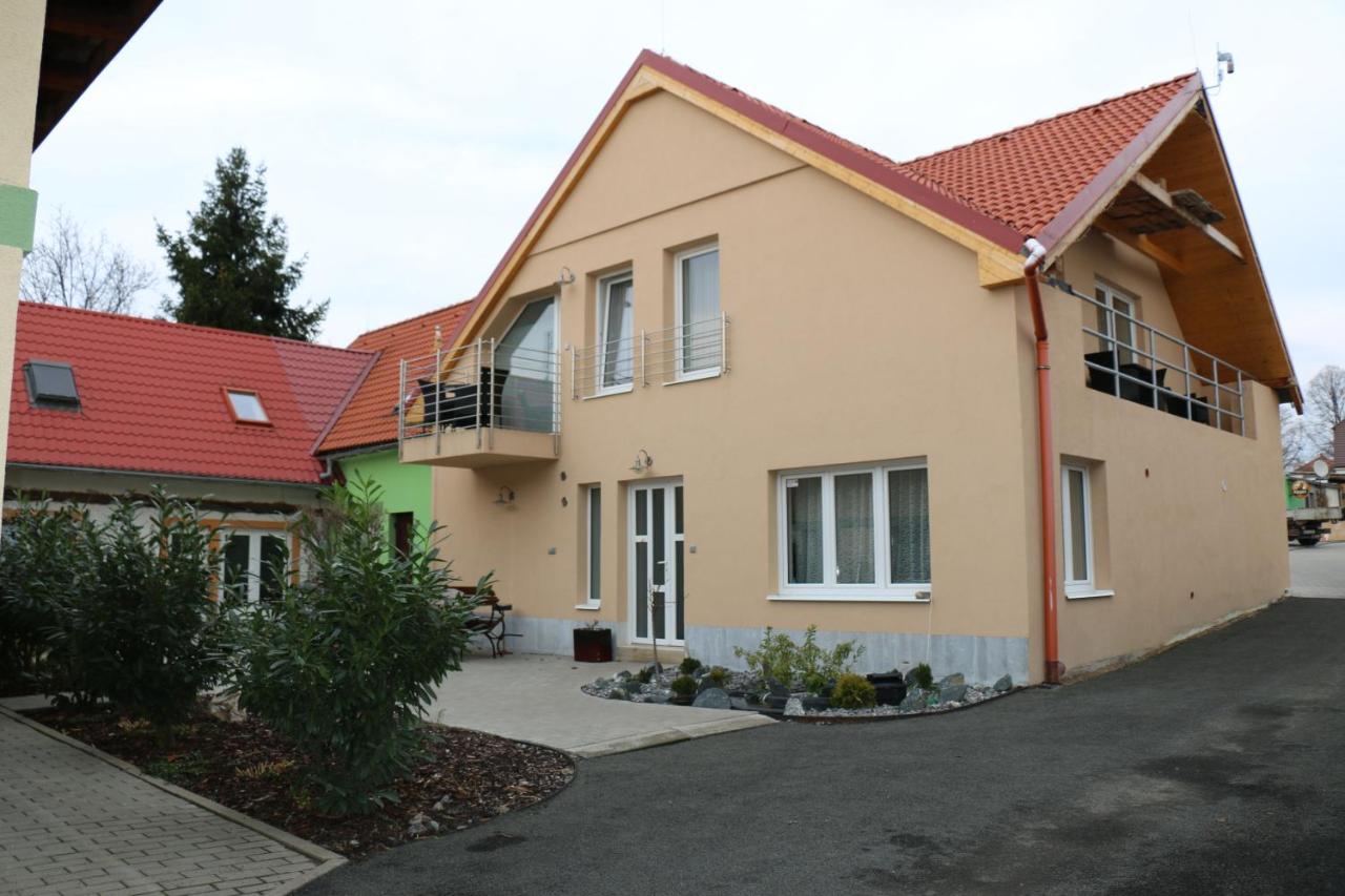 B&B Milovice - Penzion Kotvas - Bed and Breakfast Milovice