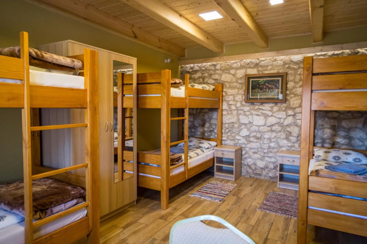 Dormitorio Misto con 8 Letti